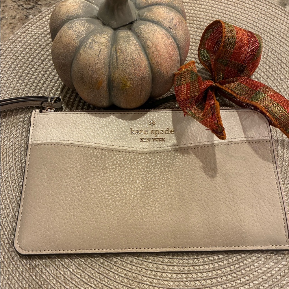 Kate Spade NY Lucy Medium L Zip Wristlet in Pebble Leather
Brand New